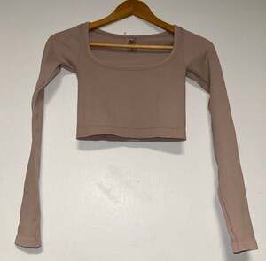 Aritzia Sunday Best Ribbed Long Sleeve Cropped Top